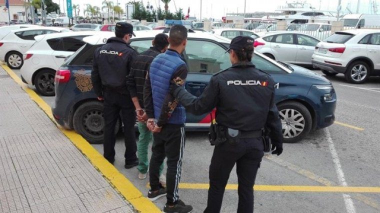 Detinguts in fraganti a Dénia quan anaven a comprar mòbils amb el botí d'un robatori