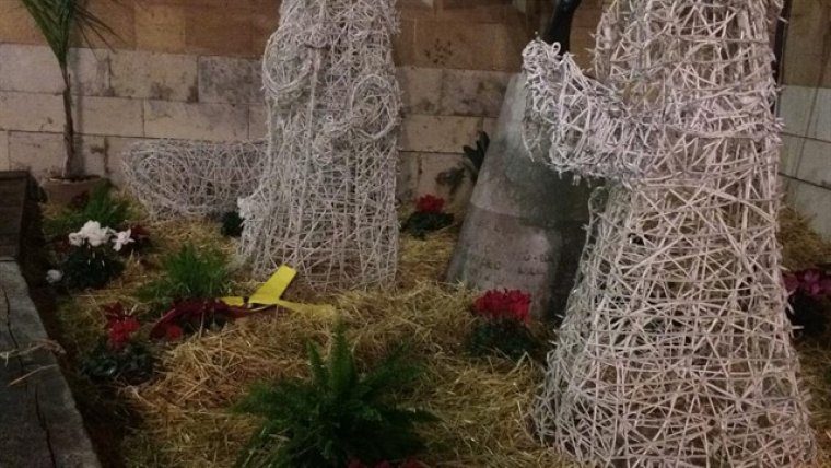 Desapareix la figura del xiquet Jesús del betlem municipal de Castelló i col·loquen en el seu lloc un llaç groc