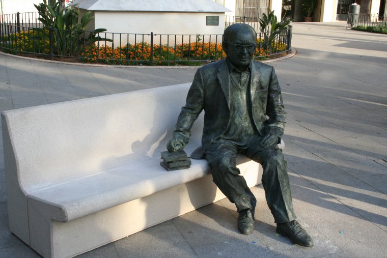 Imatge d'arxiu de l'escultura de Vicent Andrés Estellés