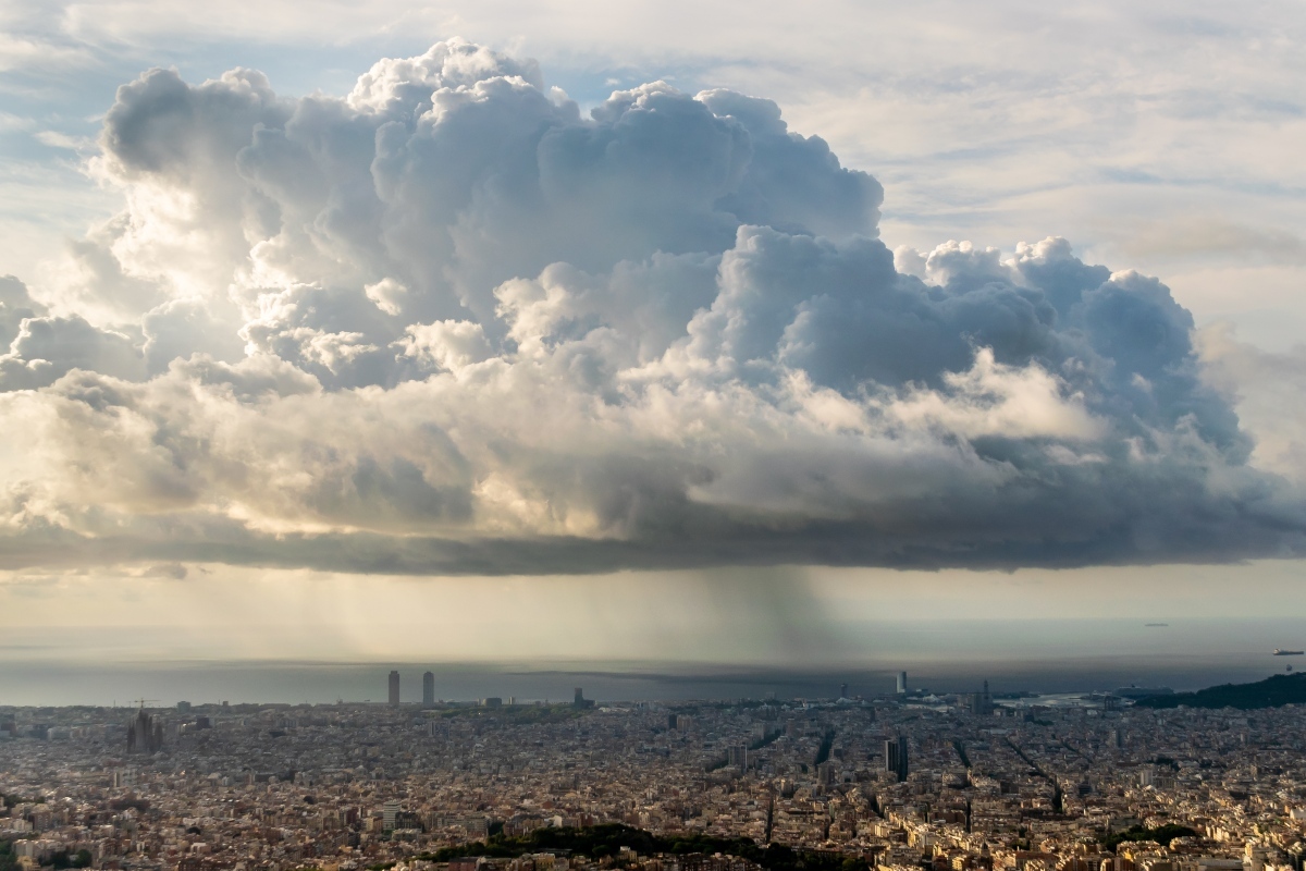 Imatge d'una potent nuvolada a Barcelona