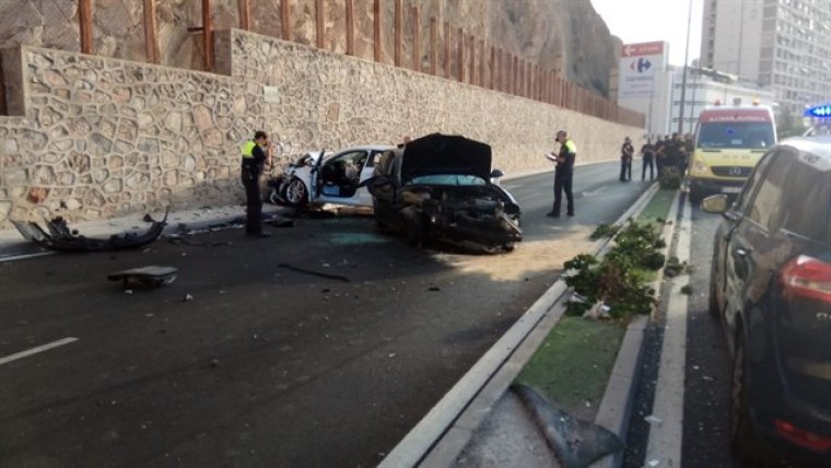 Tres cotxes implicats en un accident provocat per un conductor sense carnet a Alacant