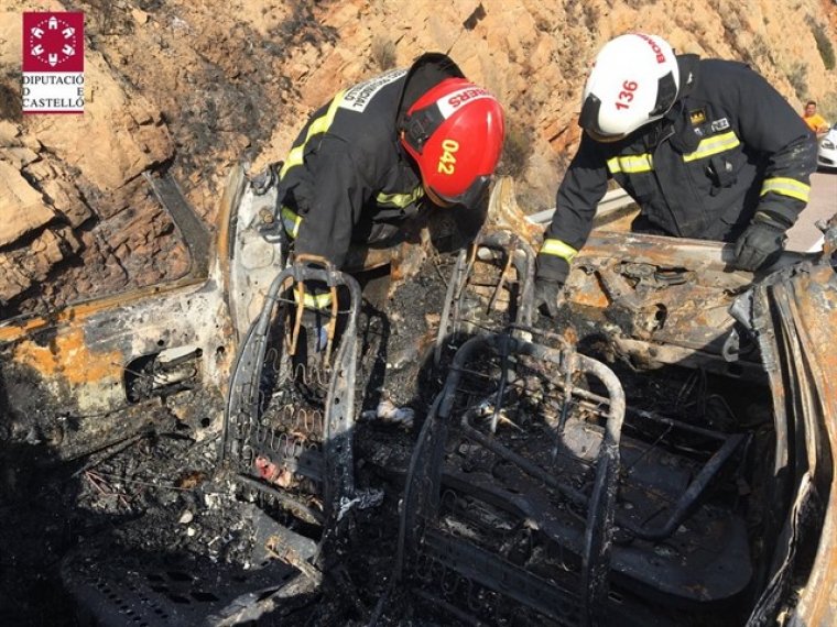Moren dos persones després de bolcar un turisme i incendiar-se en Orpesa