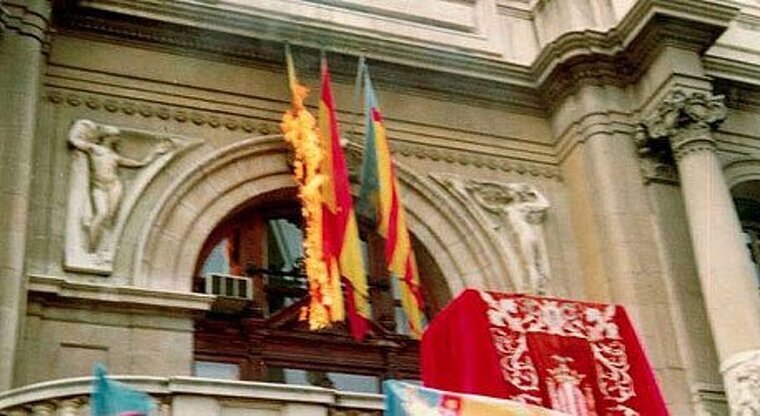 Crema de la senyera quadribarrada del Consell preautonoÌmic del PaiÌs Valencia en 1979 per part de l'anticatalanisme.
