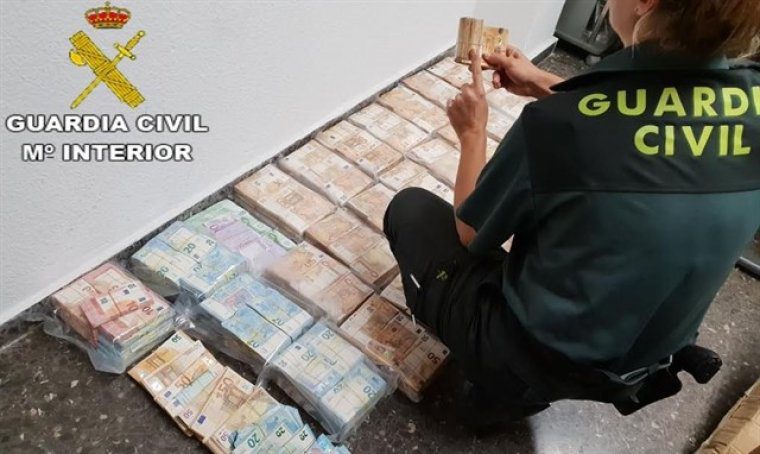 Detinguts dos homes després de ser sorpresos amb quasi 1,3 milions d'euros a Sagunt