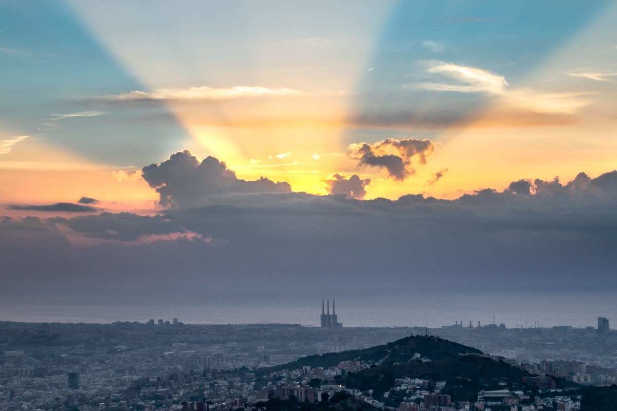 Imatge d'una sortida de sol entre nÃºvols a Barcelona