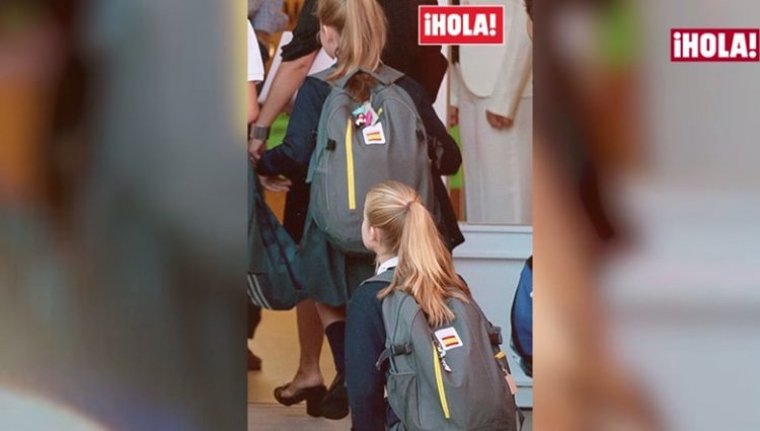 La princesa Leonor y la infanta Sofía con las mochilas del Comité Olímpico Español