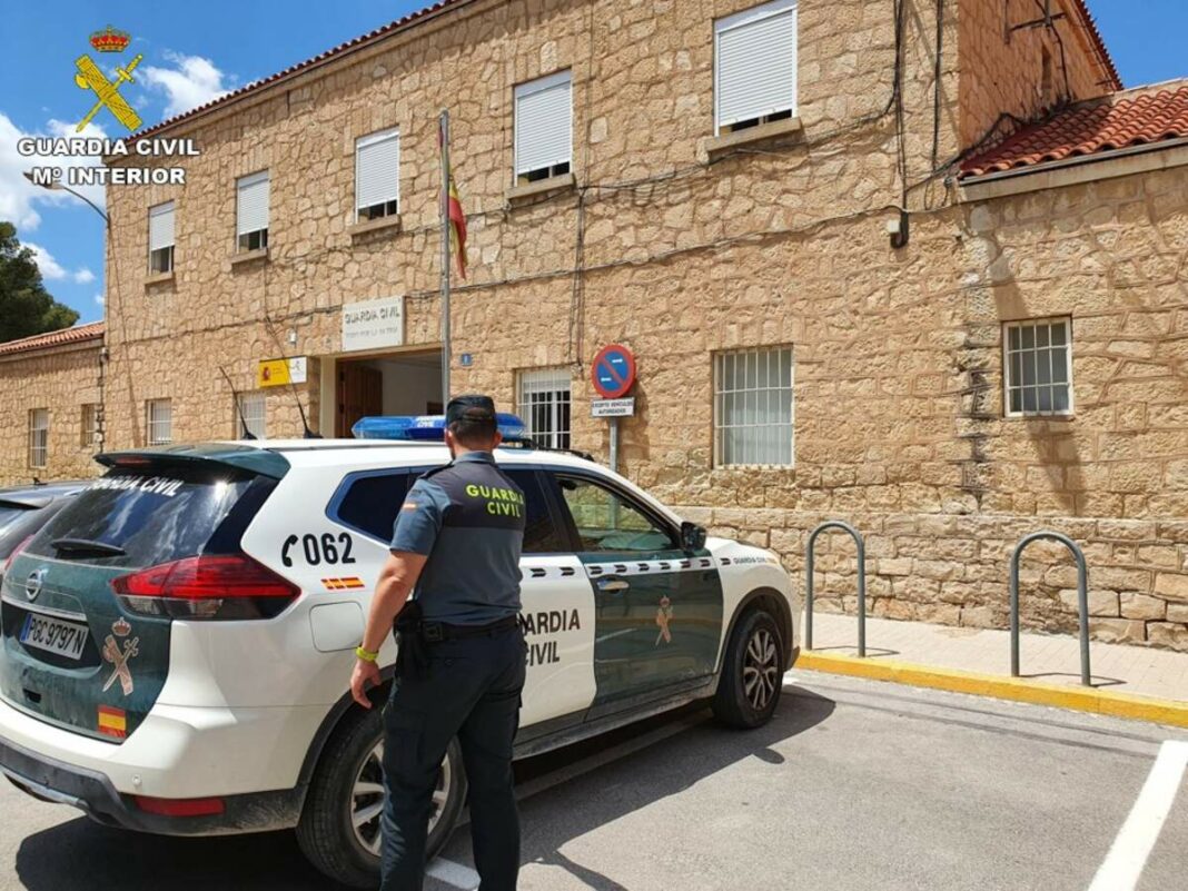 Un guardia civil obrint la porta d'un cotxe aparcat a una caserna