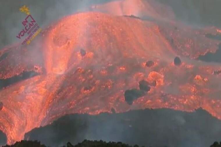 Es desborda la bugada de lava del con principal del volcà de la Palma