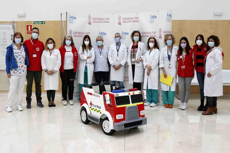 Els xicotets pacients de La Fe podran conduir una mini ambulància fins a quiròfan