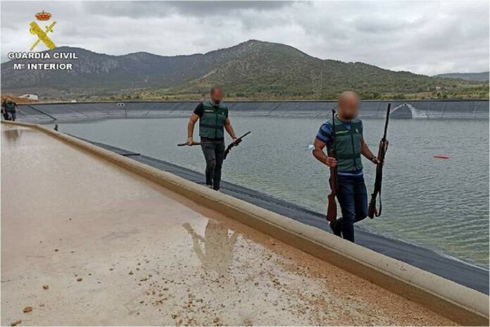 Guardia Civil buscant armes ocultes en el fons d'un embassament a Monòver