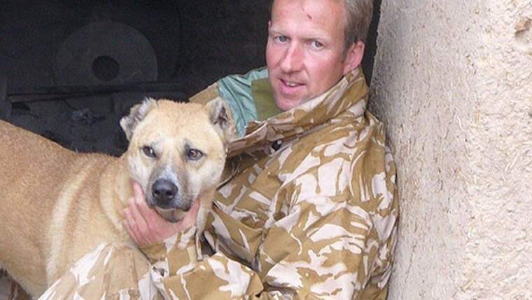 L'ex marine britànic Pen Farthing saca de Kabul a les seues mascotes en un vol privat
