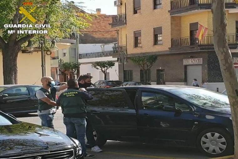 La Guàrdia Civil introduint a un detingut dins d'un cotxe