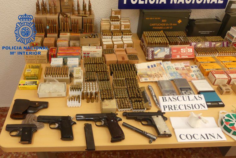 La Policia Nacional desmantella un punt de dipòsit d'armes i munició i deté a dos homes a Gandia