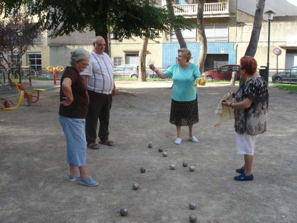 Jubilats i pensionistes jugant a la Petanca