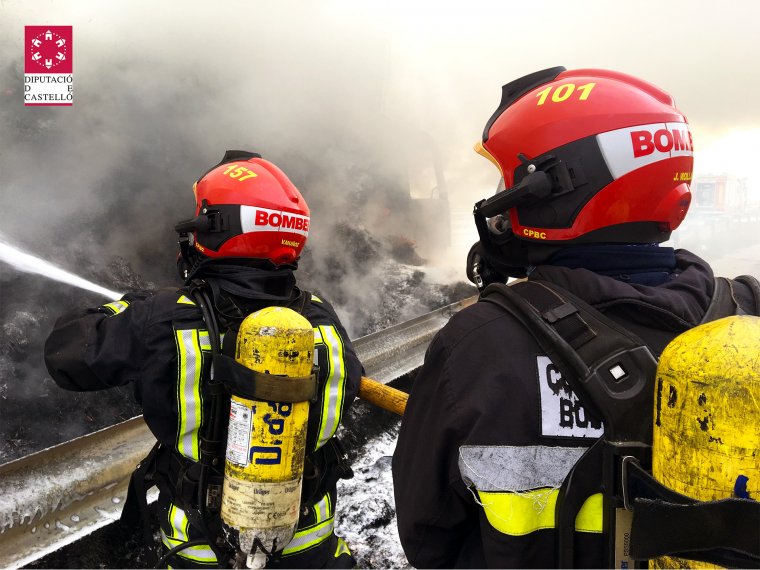 Els Bombers del Consorci de Castelló han controlat l'incendi a les 14.40h
