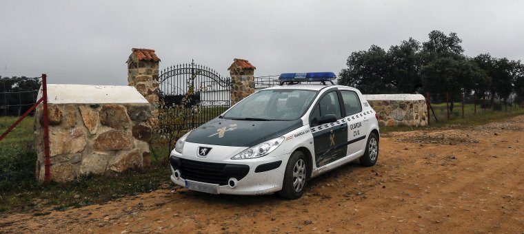 Un coche de la Guardia Civil en las inmediaciones de la finca 'La lapa', en la localidad sevillana de Burguillos