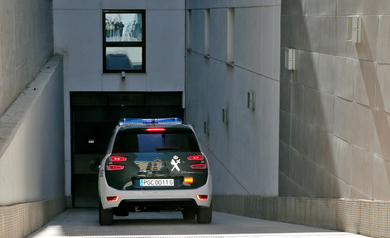 Imatge d'un cotxe de la Guàrdia Civil a l'entrada del jutjat de Paterna