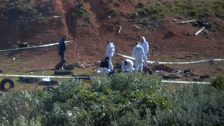 La Policia científica analitza el lloc on va ser trobat el cos de la jove