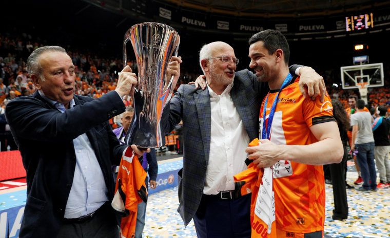 Imatge de Rafa Martinez, capità del València Basket, amb Juan i Fernando Roig