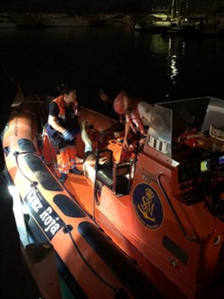 Rescaten del mar en Moraira a un jove embriac agafat a una boia
