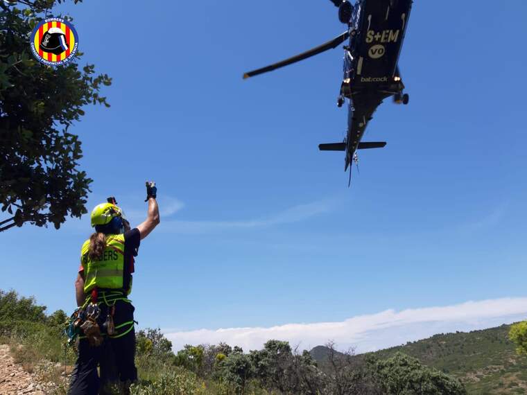 Un bomber guiant a l'helicòpter per rescatar a un home