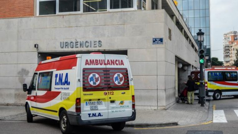 La ambulancia se desvió de su camino y los sanitarios dejaron solo al hombre