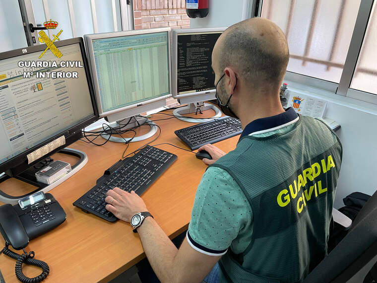Un Guàrdia Civil treballant a un ordinador