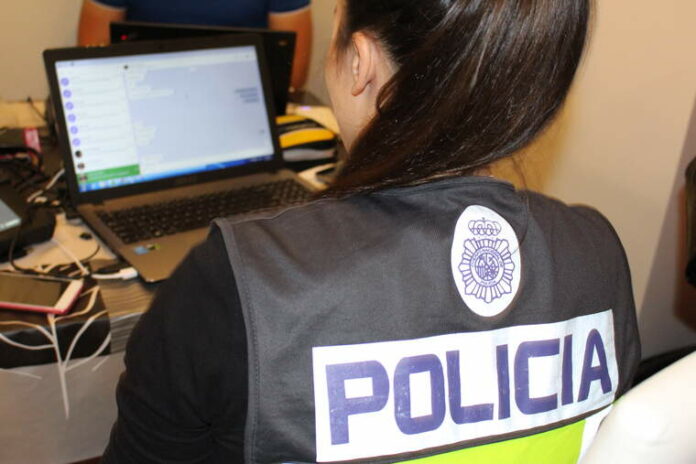 Policia Nacional mirant la pantalla d'un ordinador