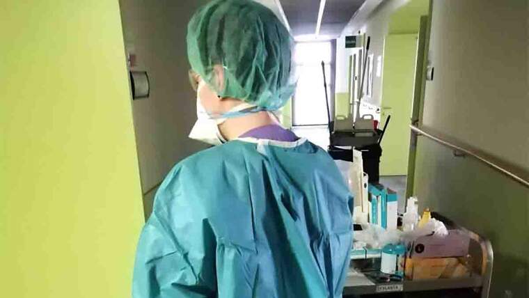 Enfermera con mascarilla en una residencia de ancianos