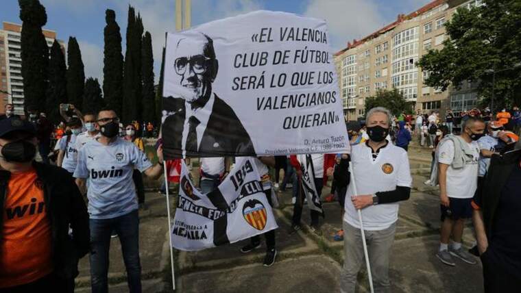 Valencianistes ixen al carrer en una manifestació per a reclamar l'eixida immediata de Peter Lim
