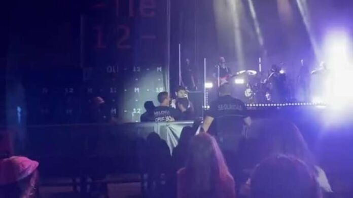 Melendi dona la cara per diversos fans i ha de ser separat d'un guàrdia de seguretat en ple concert