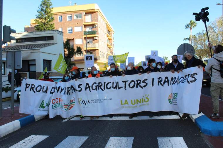 Més de 2.000 persones es manifesten per la crisi de preus en agricultura i ramaderia