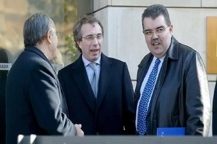 Vicente Soriano, en el centre de la imatge, quan era vicepresident de Juan Soler al Valencia CF, a la dreta
