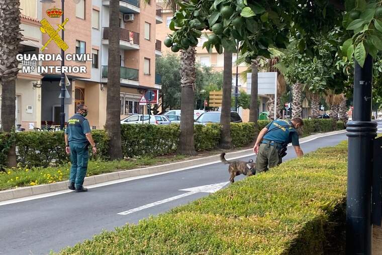 Dos guardia civil amb un gos