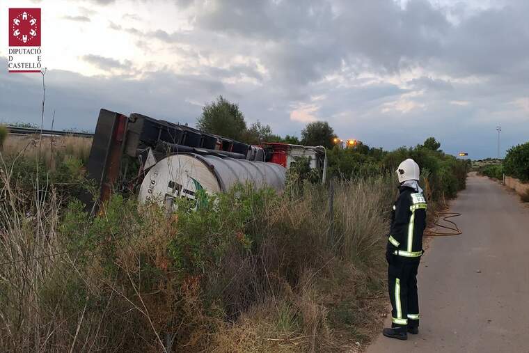 Bolca un camió cisterna amb 25.000 litres de sosa càustica a l'AP-7