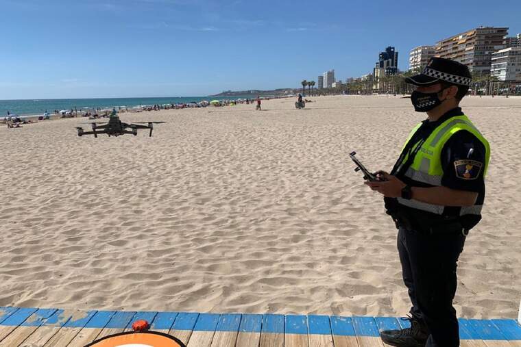 Policia Local Alacant manejant un dron a la platja