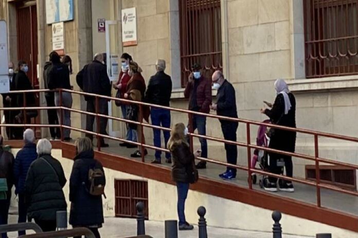 Cues a les portes d'un centre de salut Cues a les portes d'un centre de salut