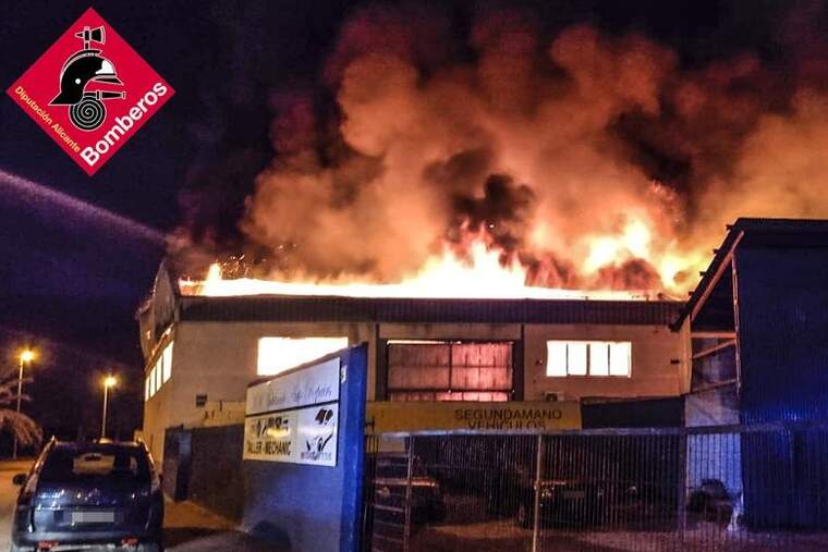Incendi en una nau industrial a Catral
