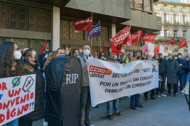 Concentració de treballadors i treballadores del sector, davant de la Direcció General de Treball a València