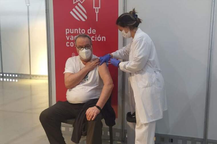 Home vacunant contra la COVID-19 en IFA