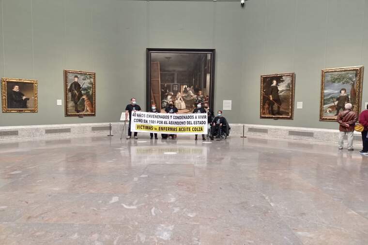 Un grup de víctimes de la colza en tanquen en el Museu del Prado