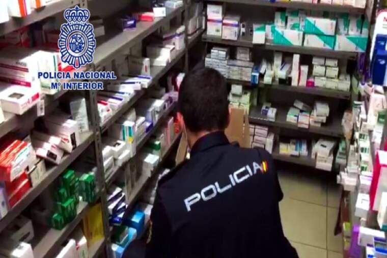 Agent de la Policia Nacional en una farmacia