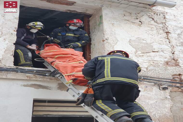 Bombers del Consorci Provincial de Bombers de Castelló realitzant un rescat