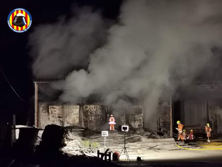 Incendi industrial a una empresa abandonada de Benifaió