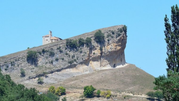La peña rocosa en la que se encuentra la ermita de San Pantaleón de la Losa