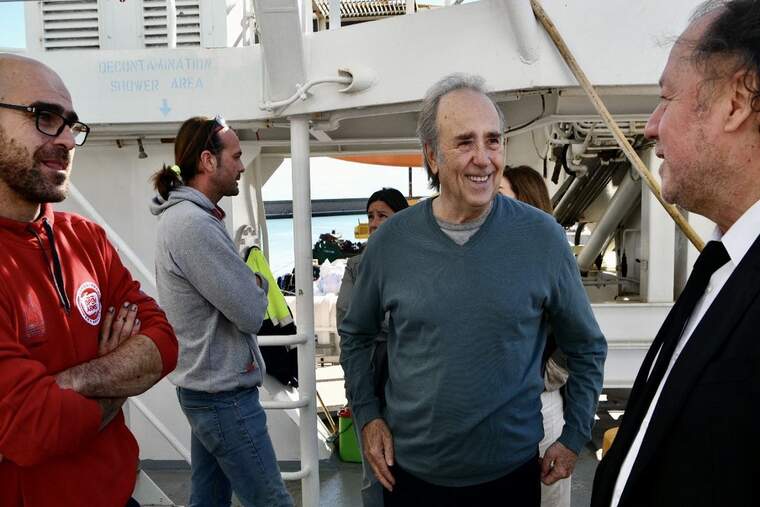 Serrat visita l'Open Arms