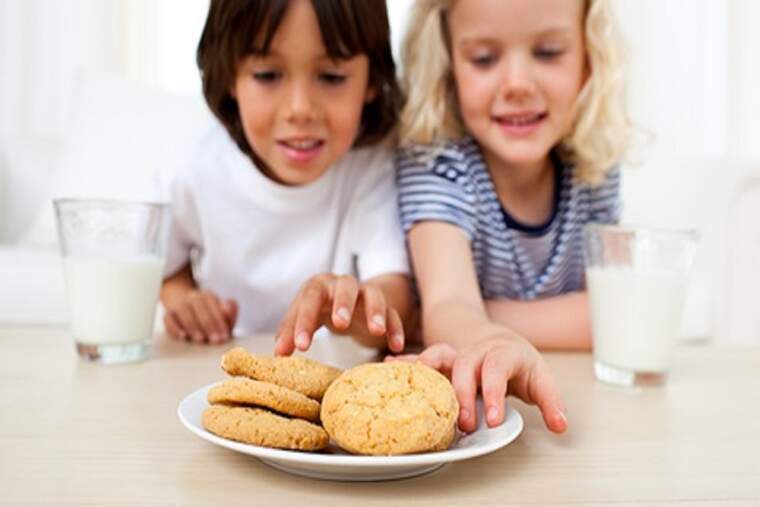 Xiquets menjant galletes