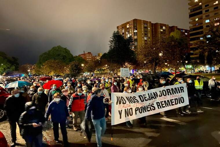 Manifestació dels veïns de plaça Hondures i Cedre contra el botelló