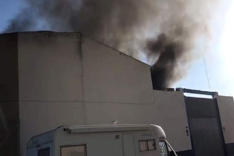 Incendi en una nau industrial d'Alacant