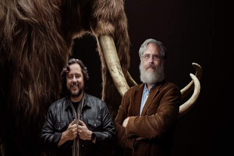 Els científics i cofundadors de Colossal, Ben Lamm i George Church, amb la imatge d'un mamut
